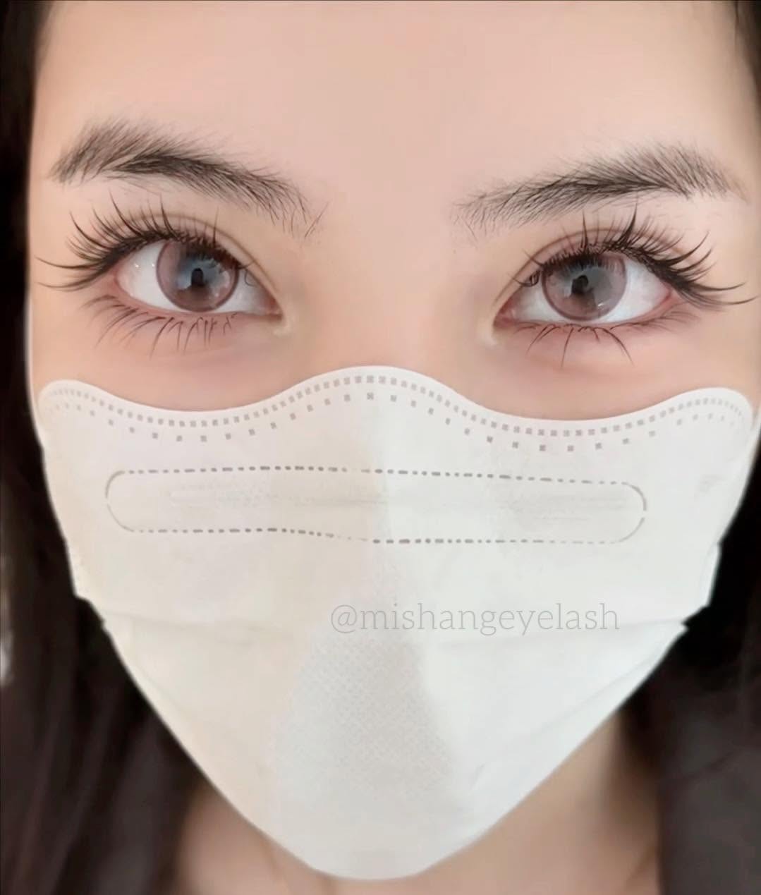 Khách hàng với hàng mi tự nhiên, cuốn hút